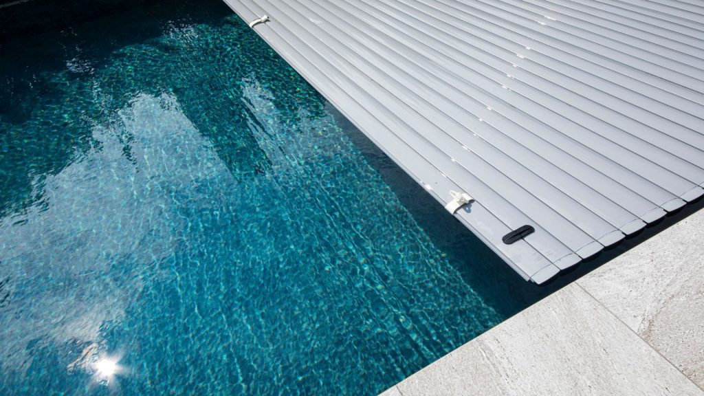 Copertura a scomparsa con tapparella per piscine esterne