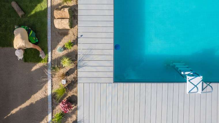 Ristrutturazione della piscina lato bacino ma anche zona circostante